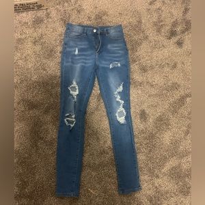 Skinny jeans with holes